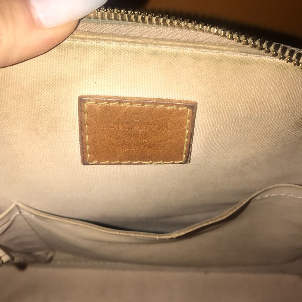 Authentic Louis Vuitton Purse!! - image 6